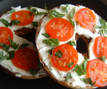 Tomato Bagel Sandwich: Fresh and Flavorful Breakfast Tomato Bagel Sandwich