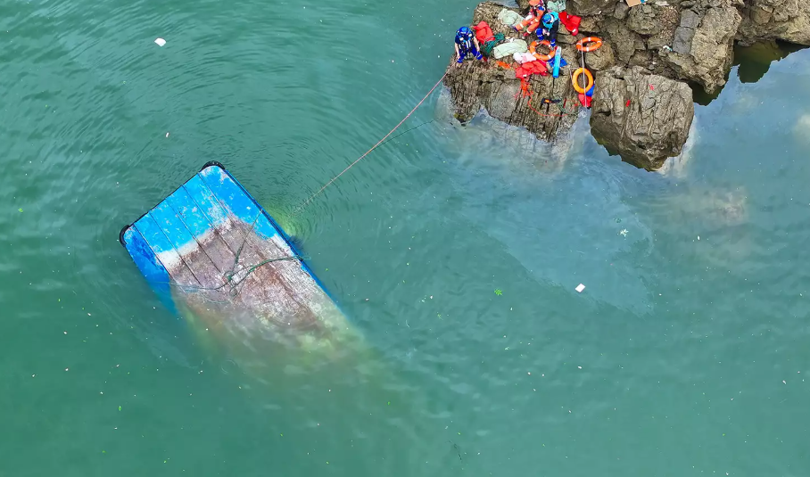 China Tourist Boat Capsized