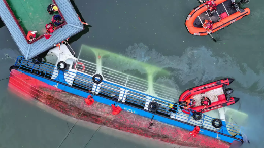 China Tourist Boat Capsized