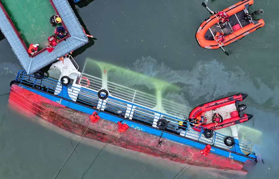 China Tourist Boat Capsized