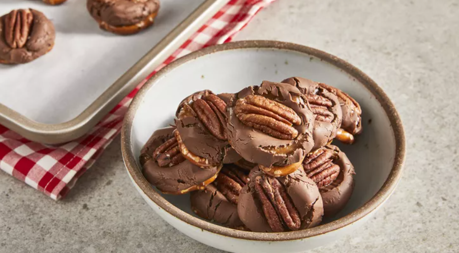 Rolo Pretzel Turtles – Quick & Easy 3-Ingredient Candy Rolo Pretzel Turtles
